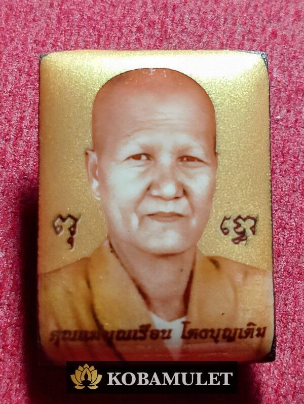 ล็อคเก็ตเมตตา คุณแม่บุญเรือน โตงบุญเติม วัดอาวุธวิกสิตาราม กรุงเทพฯ ฉากทอง สร้าง ๙๙ องค์ หมายเลข ๔๒