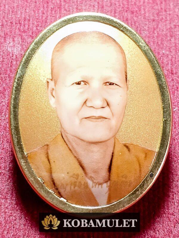 ล็อคเก็ตเจ้าทรัพย์ เศรษฐีฉิมพาลี คุณแม่บุญเรือน โตงบุญเติม วัดอาวุธวิกสิตาราม  ฉากทอง หมายเลข ๘๑