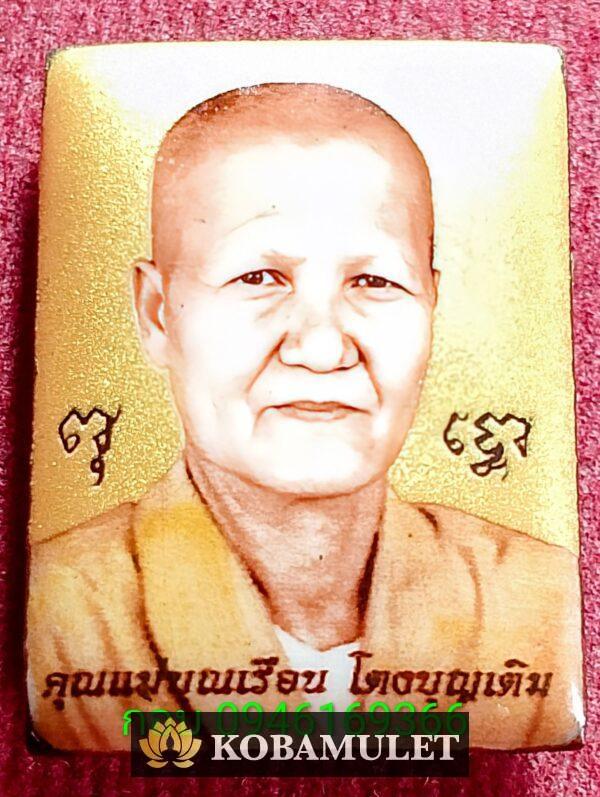 ล็อคเก็ต เมตตา คุณแม่บุญเรือน โตงบุญเติม วัดอาวุธวิกสิตาราม กรุงเทพฯ ฉากทอง ปี ๒๕๖๘ สร้าง ๙๙ องค์ หมายเลข ๘๗